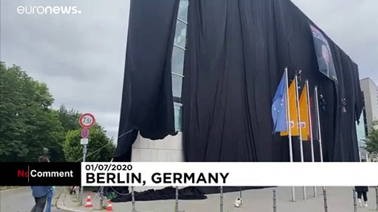 Aktion gegen Kohleenergie: Greenpeace-Aktivisten hüllen CDU-Zentrale schwarz ein