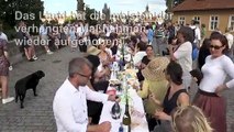 Prager feiern Ende der Corona-Krise an langer Tafel