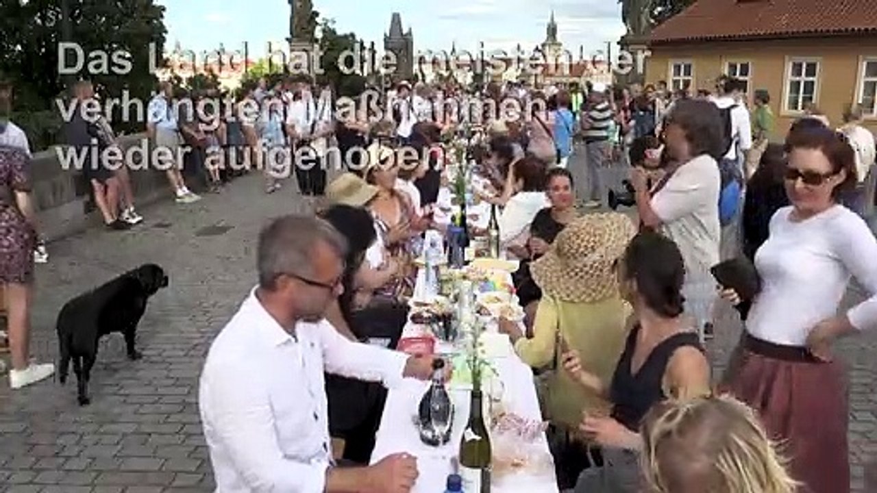 Prager feiern Ende der Corona-Krise an langer Tafel