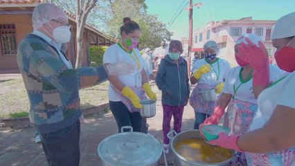 Sacerdote español palia la crisis de Santa Cruz con bolsas de alimentos y ollas comunes