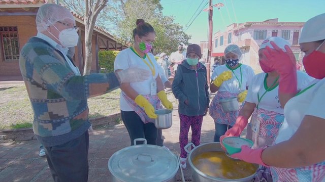 Sacerdote español palia la crisis de Santa Cruz con bolsas de alimentos y ollas comunes