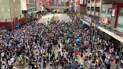 香港中心部でデモが行われ、香港警察は約370人を逮捕したと発表しました 01 07 2020
