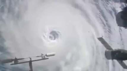 Ovni cruzando huracán frente estación órbital