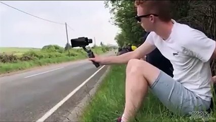 Il filmes des motards pendant un grand prix mais ne s'attendait pas à ça