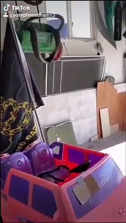 Il rentre dans une voiture... en voiturette jouet !