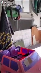 Il rentre dans une voiture... en voiturette jouet !