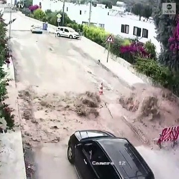 Explosion d'une canalisation d'eau sous la route : elle emporte tout !