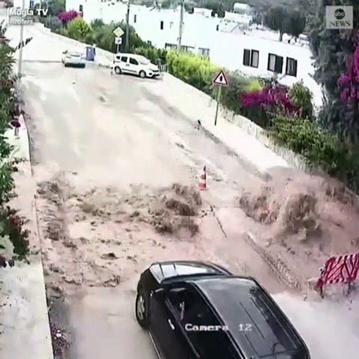 Explosion d'une canalisation d'eau sous la route : elle emporte tout !