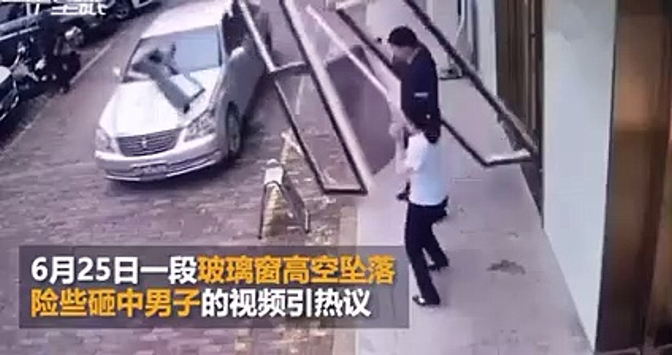 Une fenêtre tombe d'un immeuble juste à côté des passants !