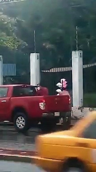 Hombre compra toda la mercancía de un vendedor ambulante