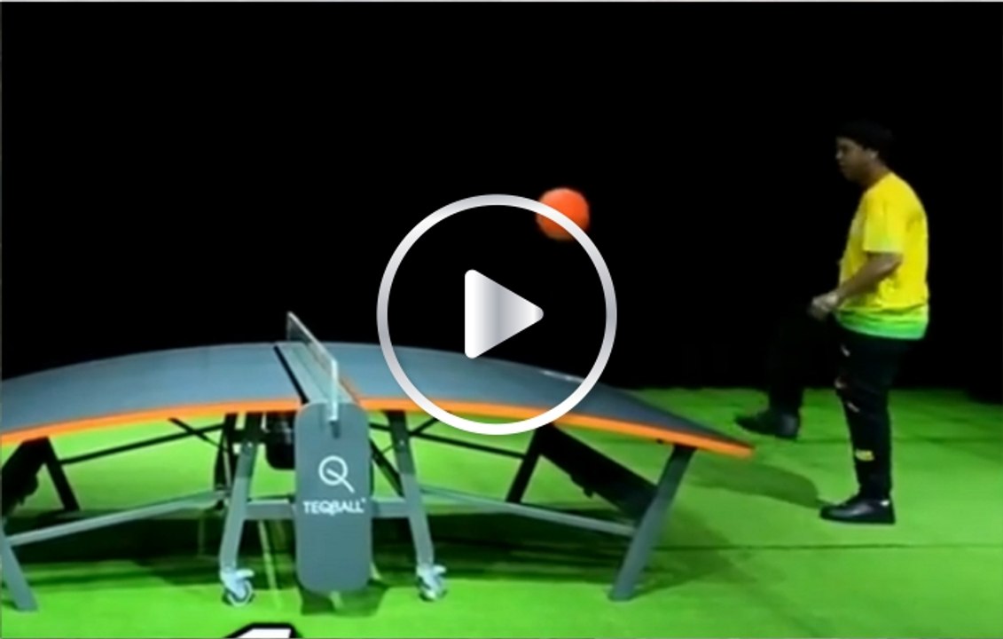 ¡Es un crack con todas las letras! La clase de Ronaldinho es única