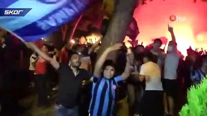 Video herunterladen: Adana Demirspor kulübü, galibiyetin ardından şampiyon gibi karşılandı