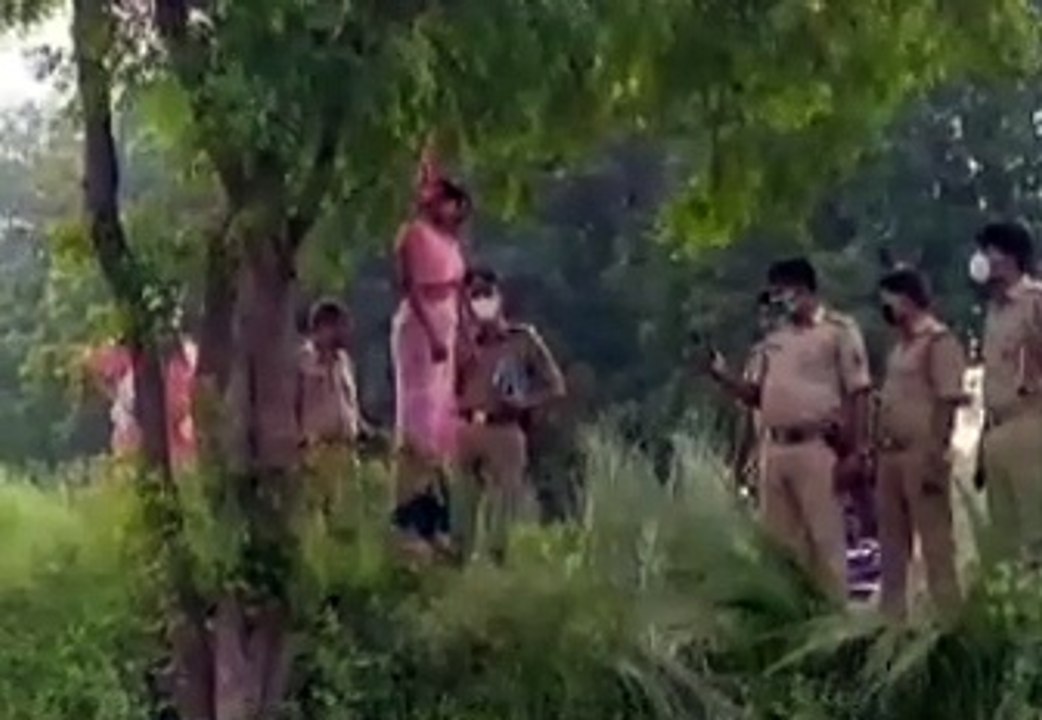 नीम के पेड़ पर फांसी से लटकी मिली महिला की लाश, मचा हड़कंप