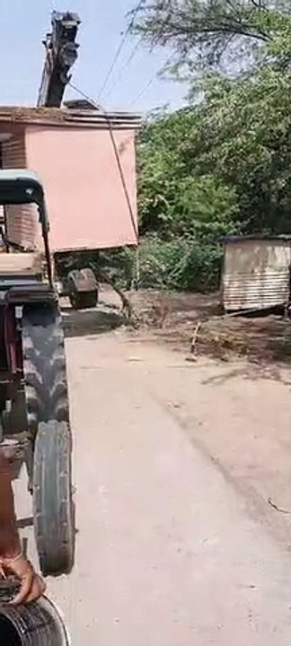 वन विभाग की टीम ने हटाया अतिक्रमण