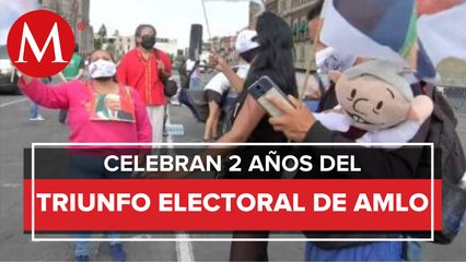 Pese a lluvia, cantan 'Cielito Lindo' y aplauden a AMLO afuera de Palacio Nacional