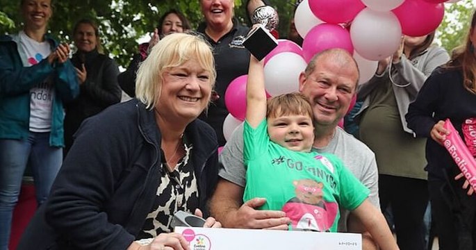 À 5 ans et sur deux jambes prothétiques, il récolte plus d'un million d'euros en marchant 10 km pour son hôpital