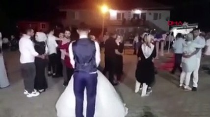 Köyde yapılan düğünde sosyal mesafe unutuldu