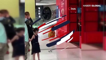 Alışveriş merkezindeyken koronavirüs olduğunu öğrenen kadın paniğe yol açtı