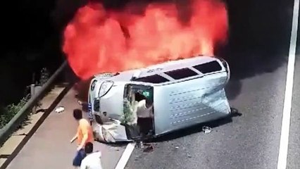 Yanan minibüste can pazarı: Her saniyesini kaydettiler!