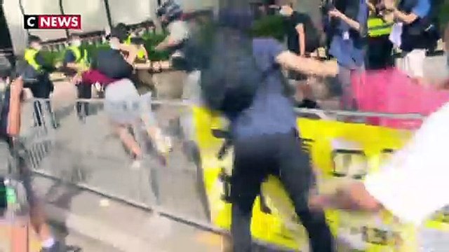 Hong Kong : la nouvelle loi sur la sécurité entraîne des centaines d'arrestations