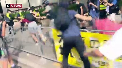 Hong Kong : la nouvelle loi sur la sécurité entraîne des centaines d'arrestations