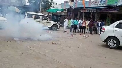 संसदीय क्षेत्र में तीन मंत्री बनने पर भाजपा कार्यकर्त्ता ने जमकर की आतिशबाजी