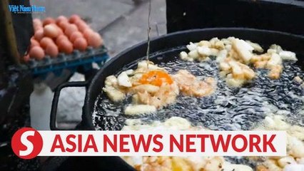 Descargar video: Vietnam News | Nom, nom, Vietnam - Fried rice flour cake