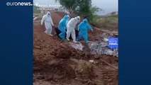 Dünyada Covid-19: Hindistan'da cesetlerin çukurlara atıldığını gösteren video tepki çekti