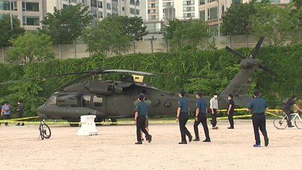 주한미군 헬기 한강공원에 불시착...엔진 이상 추정 / YTN