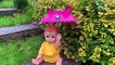 Muñeca jugando con paraguas