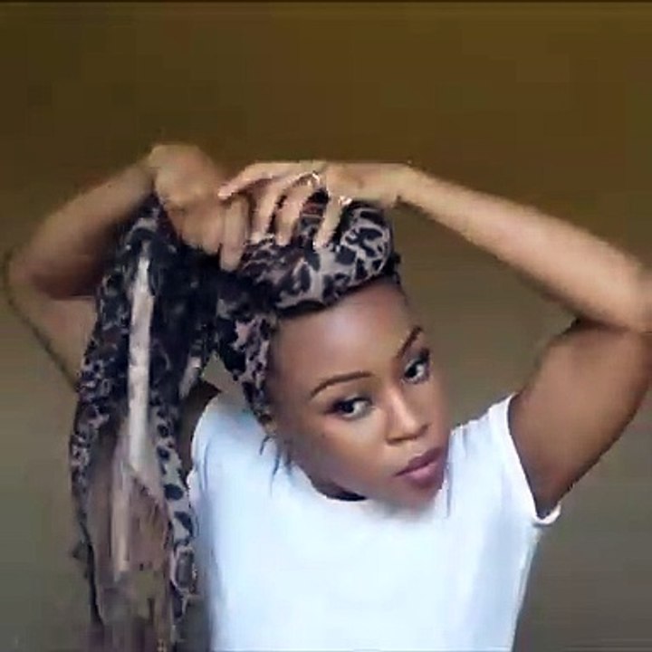 L"ART DE L'ATTACHÉ FOULARD