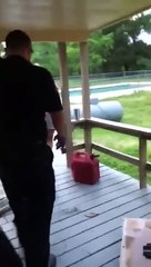 Main coincée dans les toilettes... Sale journée