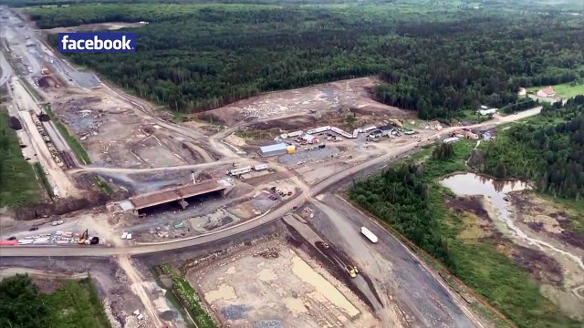 Le chantier de l'autoroute 85, du haut des airs