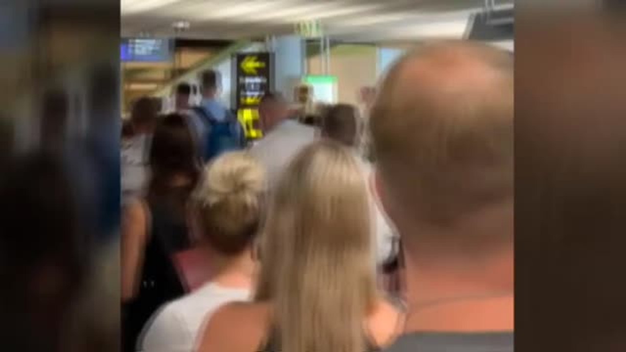Aglomeración de viajeros en el aeropuerto de Palma durante los controles sanitarios por coronavirus