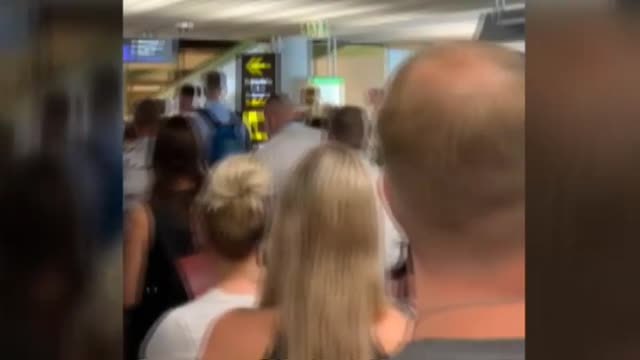 Aglomeración de viajeros en el aeropuerto de Palma durante los controles sanitarios por coronavirus