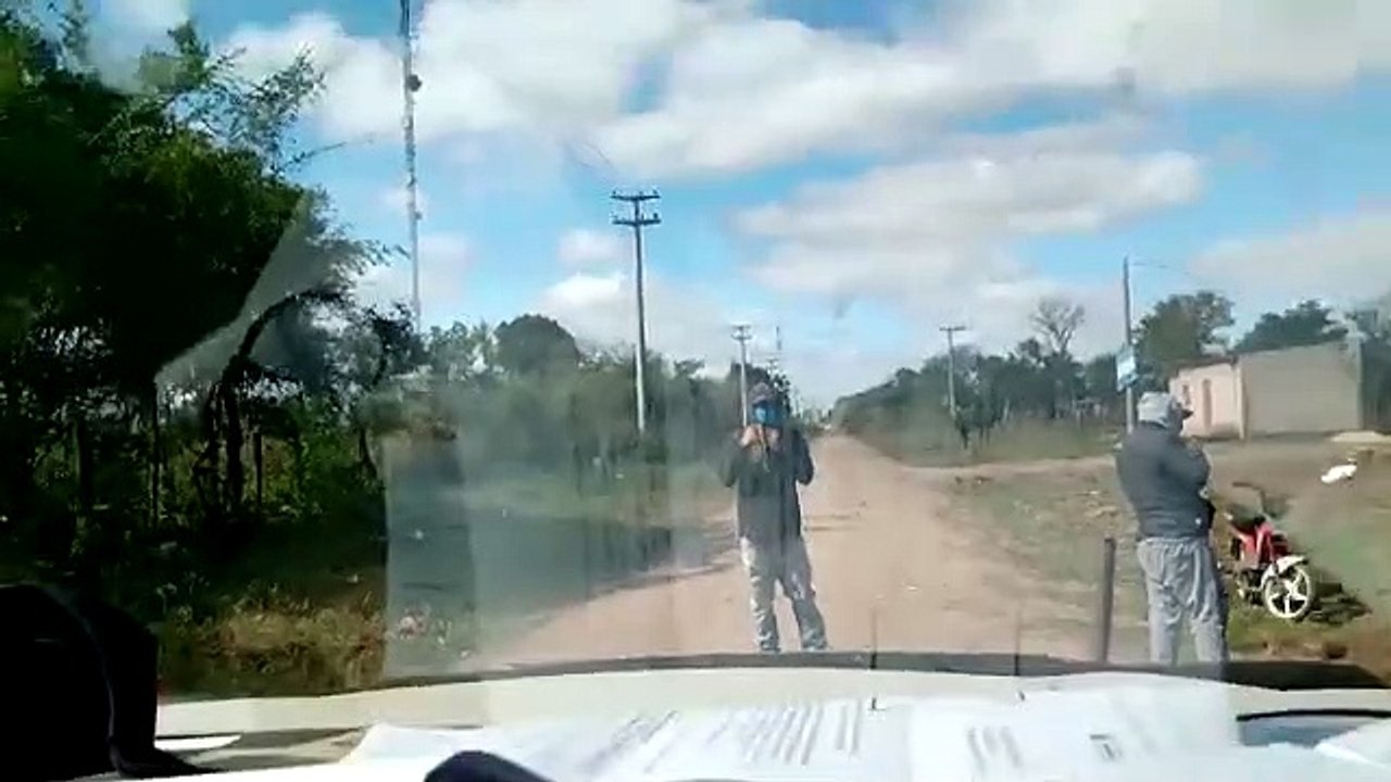 Quitilipi: denuncian que cortan la calle y piden "pagar peaje" a los vehículos para poder pasar