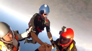 Paraquedistas colidem a 3 mil metros de altitude e um deles fica inconsciente