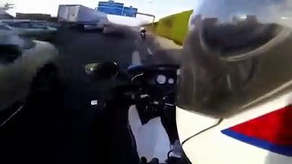 Polícia francesa faz perseguição de mota a alta velocidade e derruba fugitivo