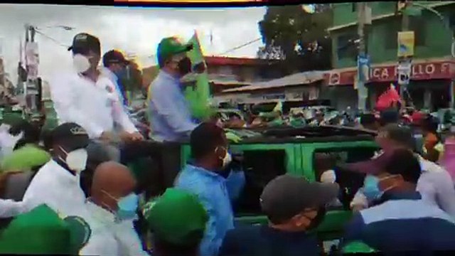 Leonel llama a seguidores a votar temprano el domingo, cierra campaña con caravana