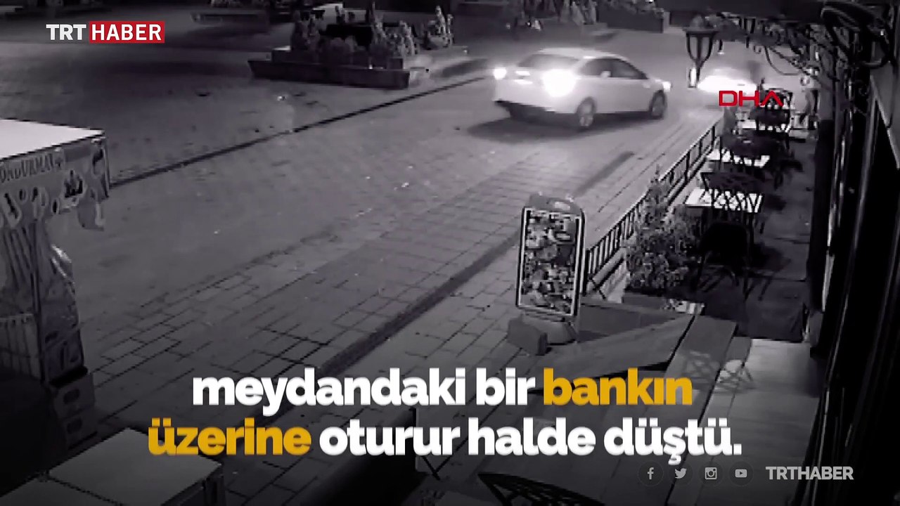 Kazada havaya fırlayan motosikletli bankın üzerine düştü