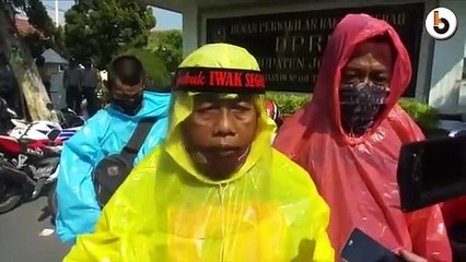 BERPAKAIAN APD, PROJO DEMO TUNTUT TRANPARASI ANGGARAN