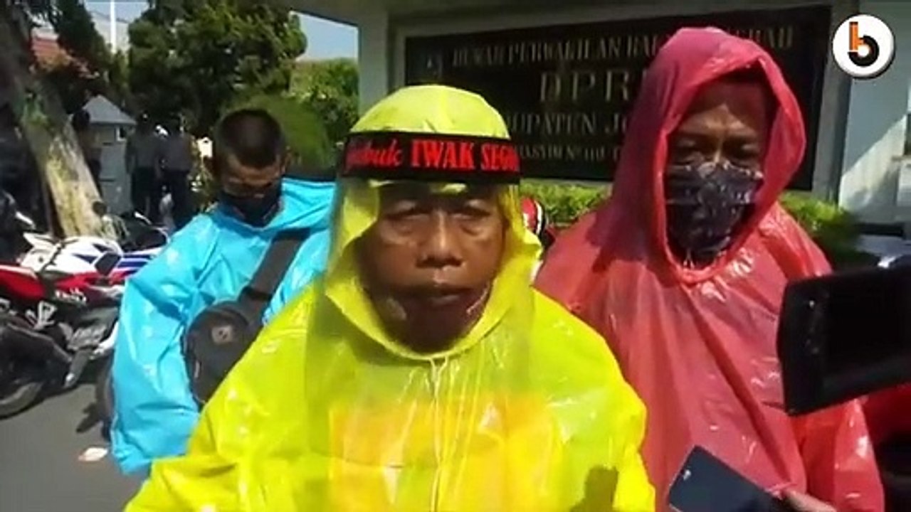 BERPAKAIAN APD, PROJO DEMO TUNTUT TRANPARASI ANGGARAN