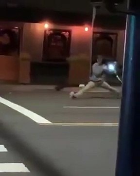 On se demande ce qu'il est en train de faire avec sa trottinette électrique