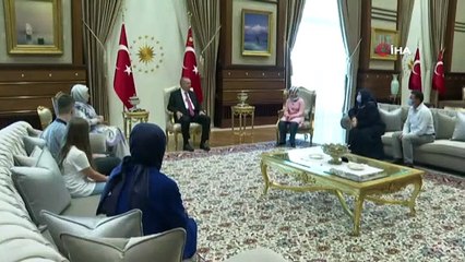 Cumhurbaşkanı Erdoğan, görme engelli hafız Ravzanur'u kabul etti