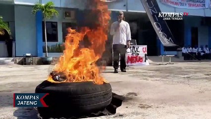 Mahasiswa dan Dosen UNISBA Solo Demo Bakar Ban