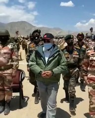 भारत-चीन तनाव के बीच PM मोदी अचानक पहुंचे लेह, 11 हज़ार फीट की ऊंचाई पर सैनिकों से मिले