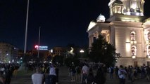 Manifestantes protestan frente al Parlamento de Serbia