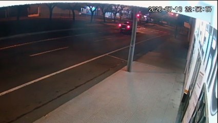 Câmara mostra batida e fuga de caminhonete na noite de sexta-feira