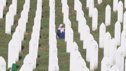 Dolor y mensajes de reconciliación al recordar a las víctimas de Srebrenica