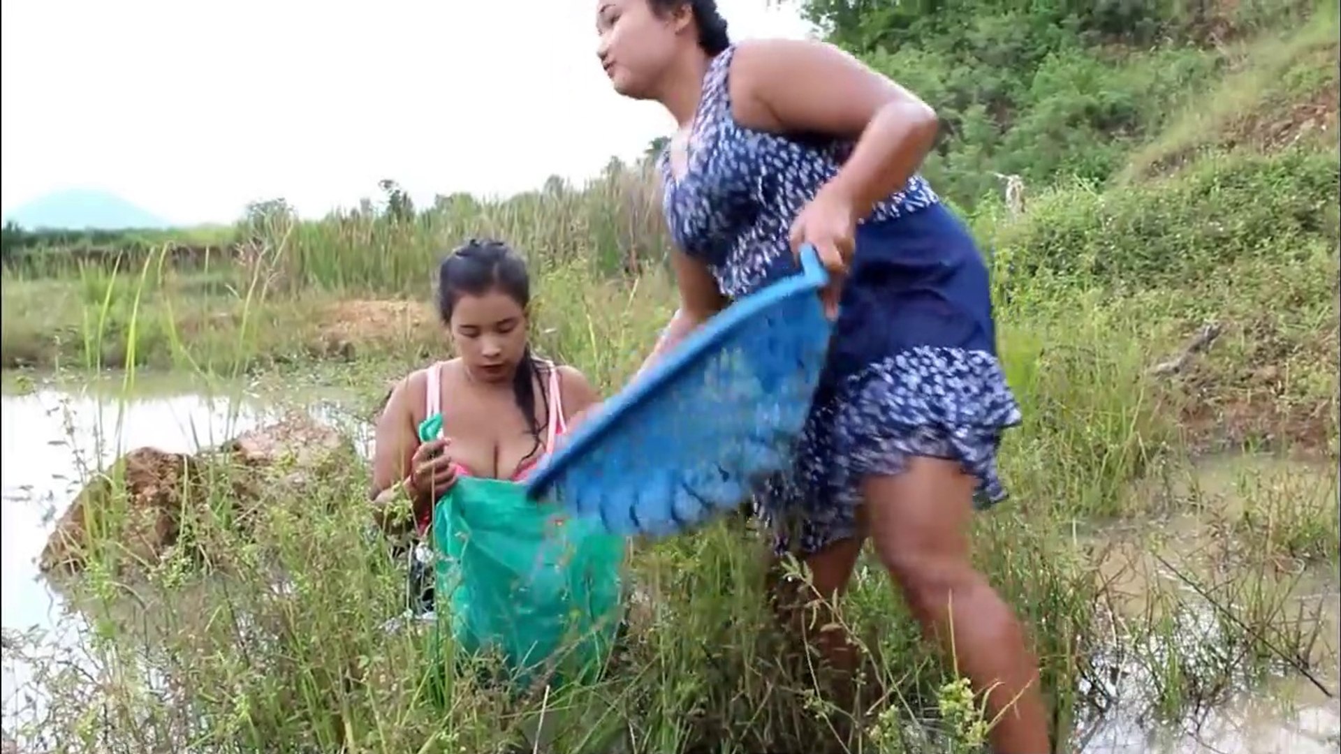 ⁣Amazing Fishing By Beautiful Girl || Fishing  || How To Catch Fish By Hand ||